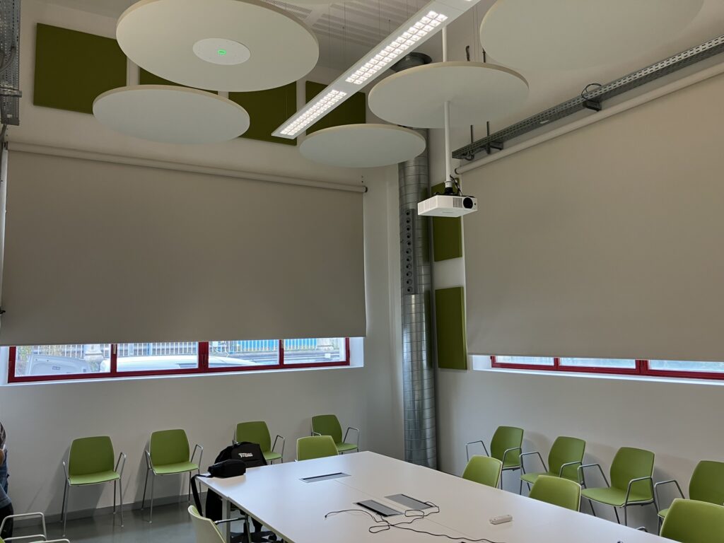 Ambiente trattato con pannelli fonoassorbenti Armonic Vision