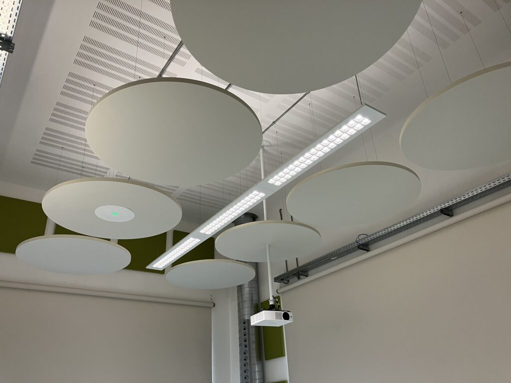 Ambiente trattato con pannelli fonoassorbenti Armonic Vision