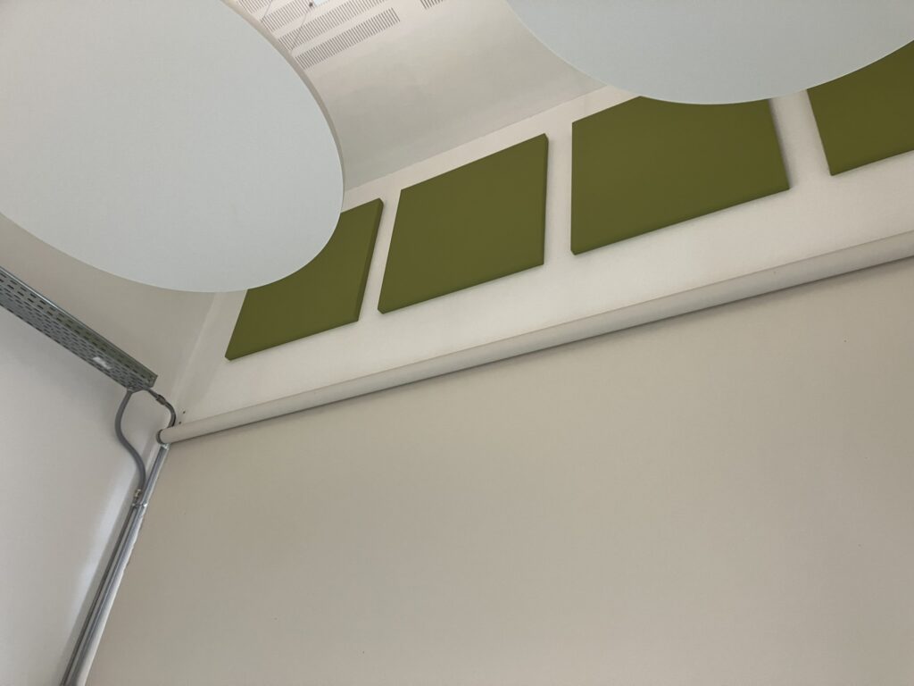 Ambiente trattato con pannelli fonoassorbenti Armonic Vision