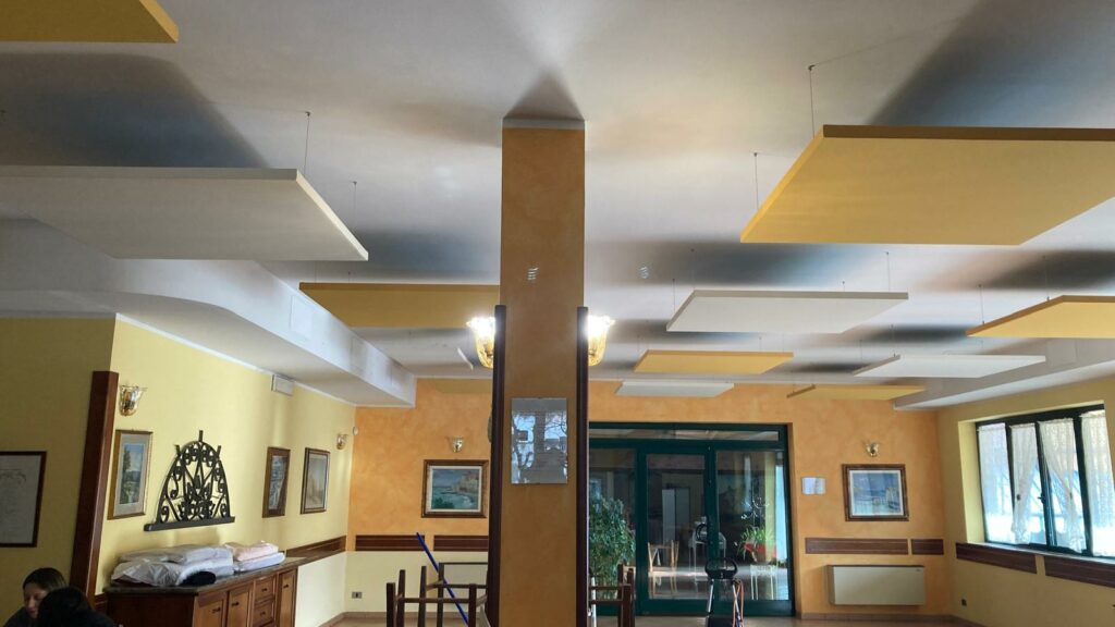 Ambiente trattato con pannelli fonoassorbenti Armonic Vision