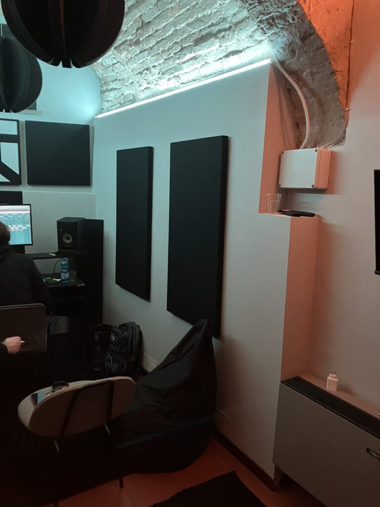 Ambiente trattato con pannelli fonoassorbenti Armonic Vision