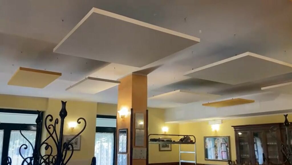 Ambiente trattato con pannelli fonoassorbenti Armonic Vision