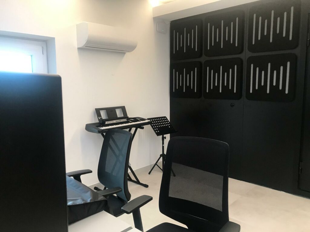 Ambiente trattato con pannelli fonoassorbenti Armonic Vision