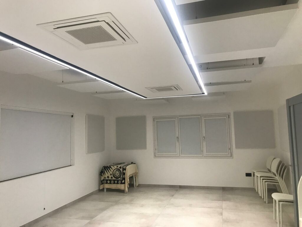 Ambiente trattato con pannelli fonoassorbenti Armonic Vision