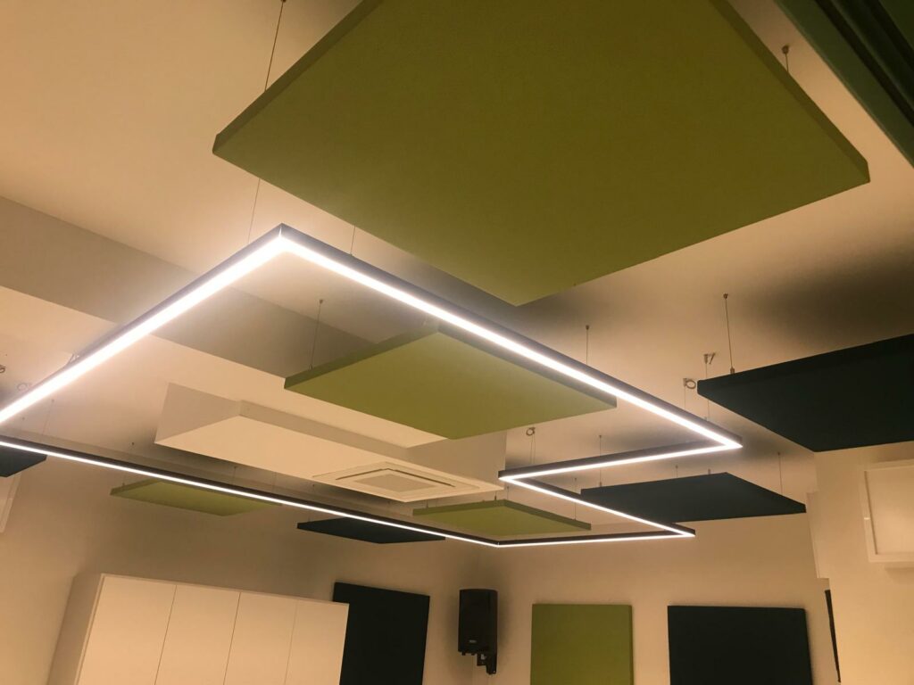 Ambiente trattato con pannelli fonoassorbenti Armonic Vision