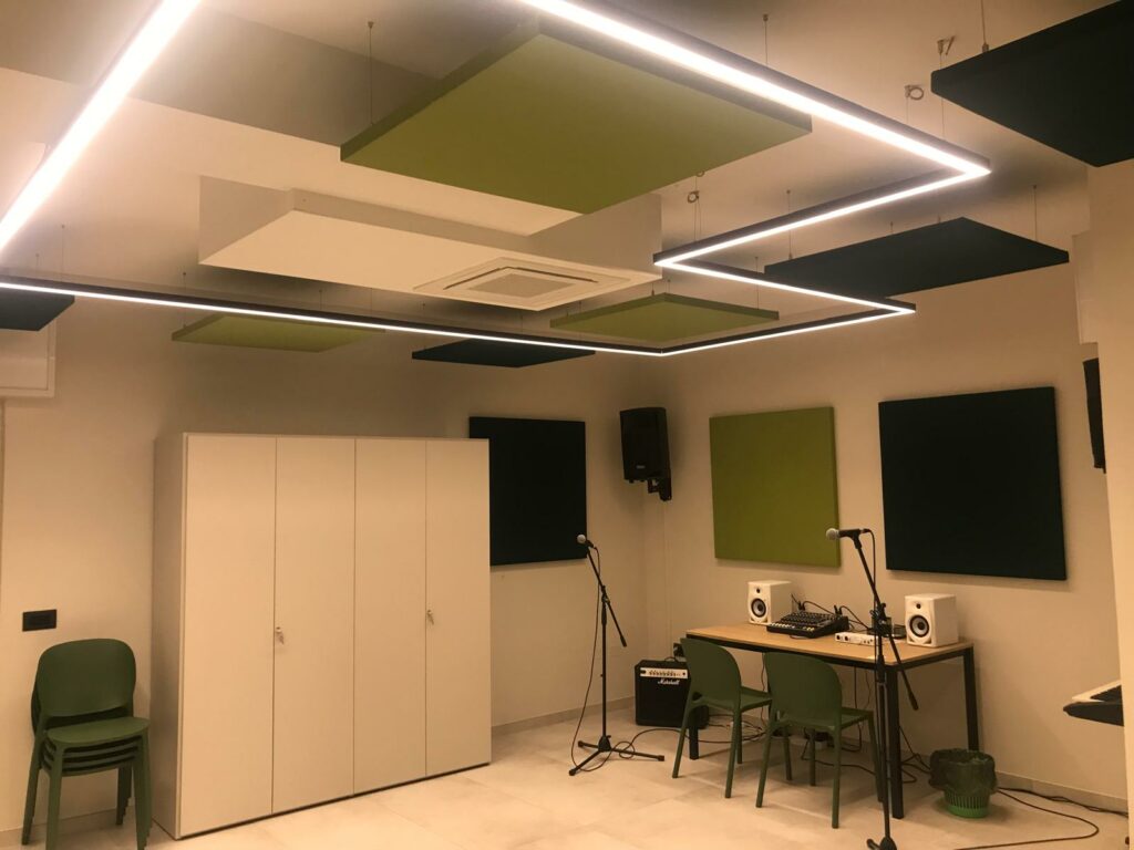 Ambiente trattato con pannelli fonoassorbenti Armonic Vision