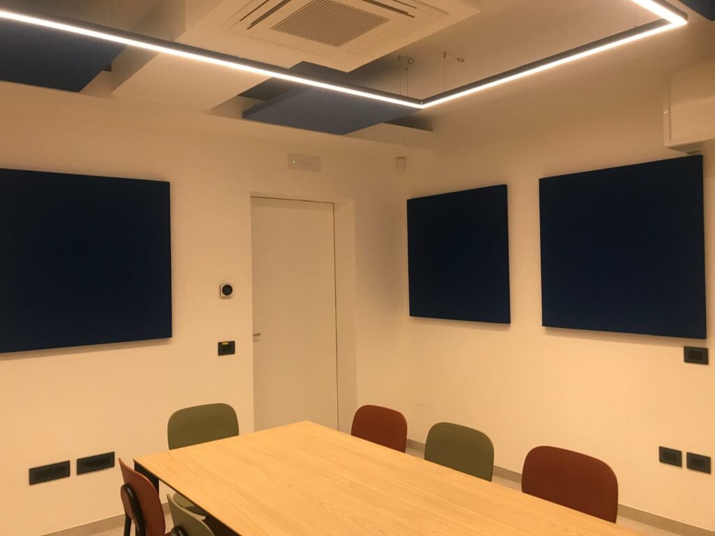 Ambiente trattato con pannelli fonoassorbenti Armonic Vision