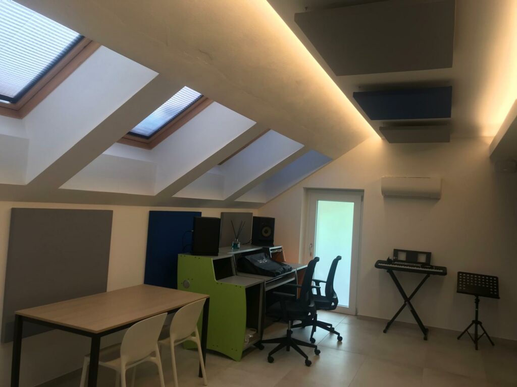 Ambiente trattato con pannelli fonoassorbenti Armonic Vision