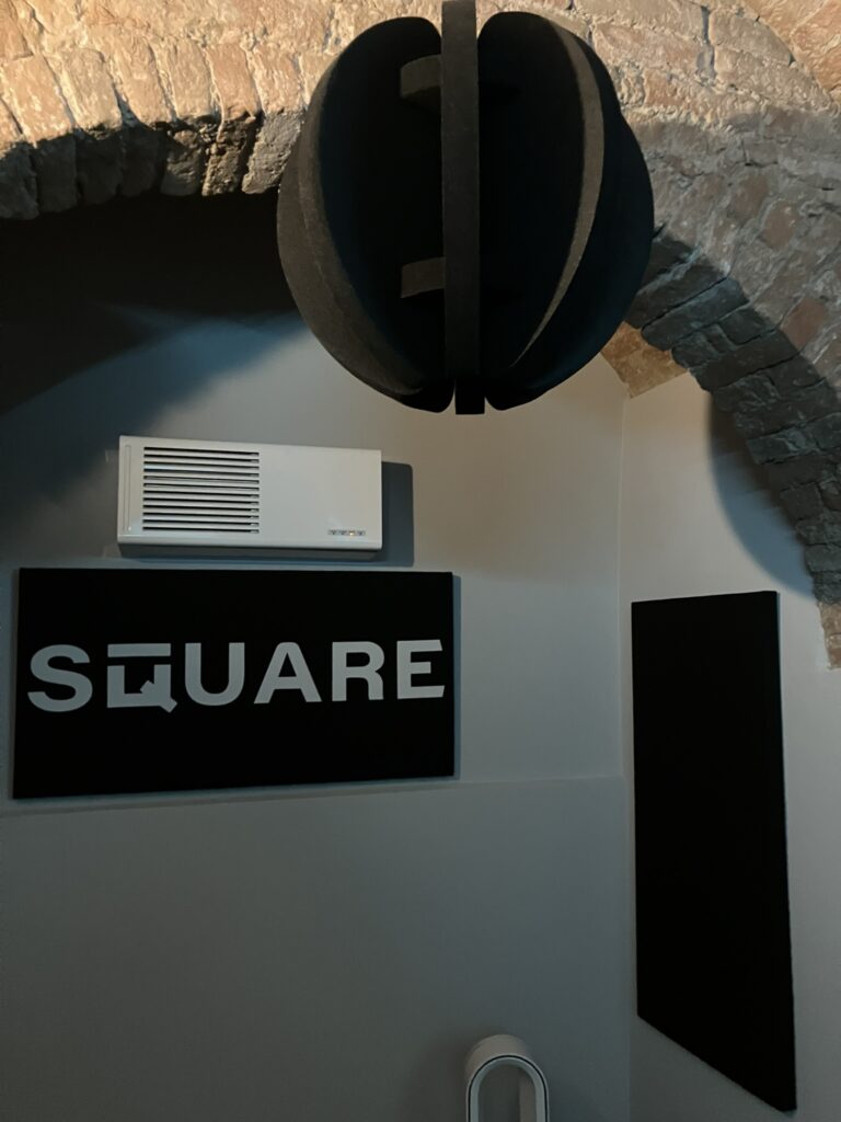 Ambiente trattato con pannelli fonoassorbenti Armonic Vision