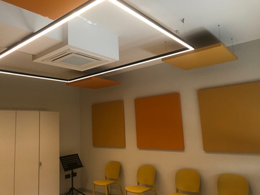 Ambiente trattato con pannelli fonoassorbenti Armonic Vision