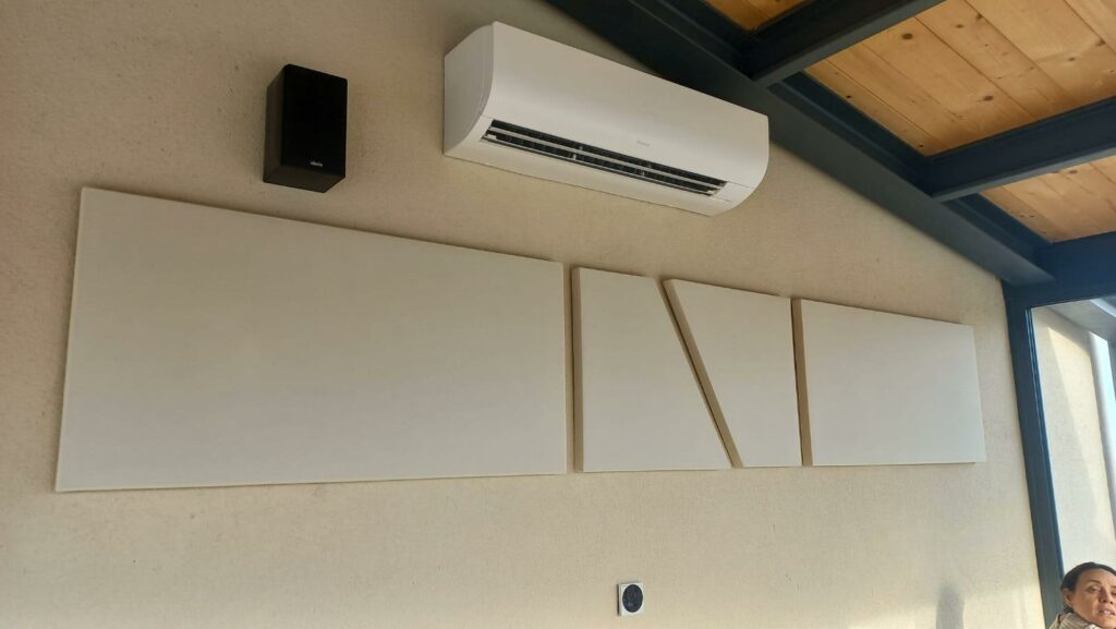 Ambiente trattato con pannelli fonoassorbenti Armonic Vision