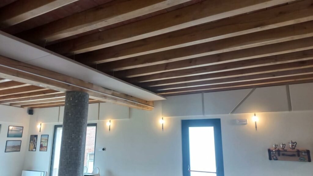 Ambiente trattato con pannelli fonoassorbenti Armonic Vision