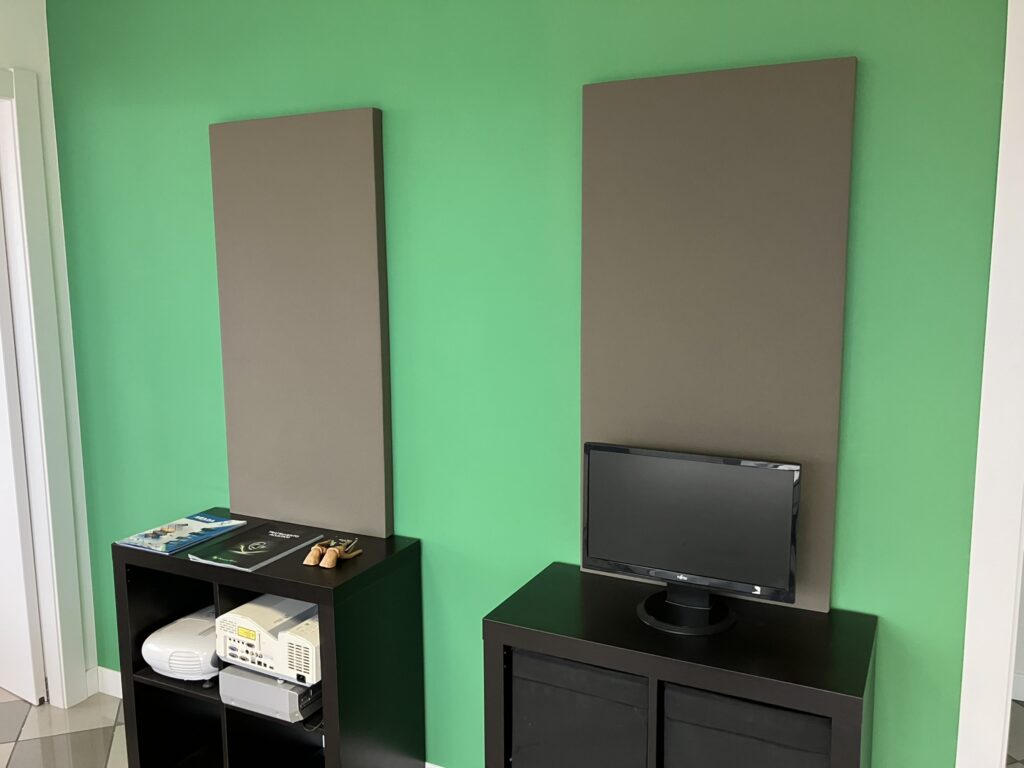 Ambiente trattato con pannelli fonoassorbenti Armonic Vision