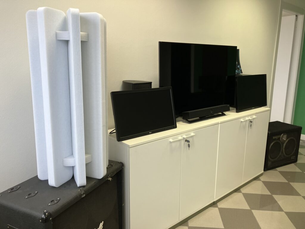 Ambiente trattato con pannelli fonoassorbenti Armonic Vision