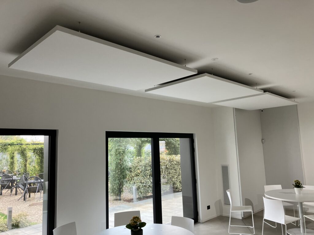 Ambiente trattato con pannelli fonoassorbenti Armonic Vision