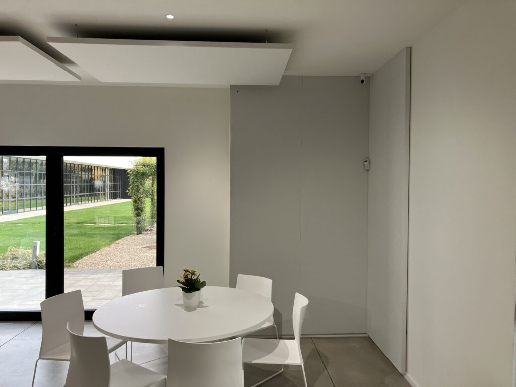 Ambiente trattato con pannelli fonoassorbenti Armonic Vision