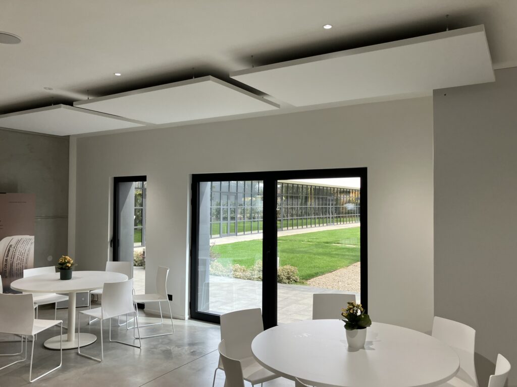 Ambiente trattato con pannelli fonoassorbenti Armonic Vision