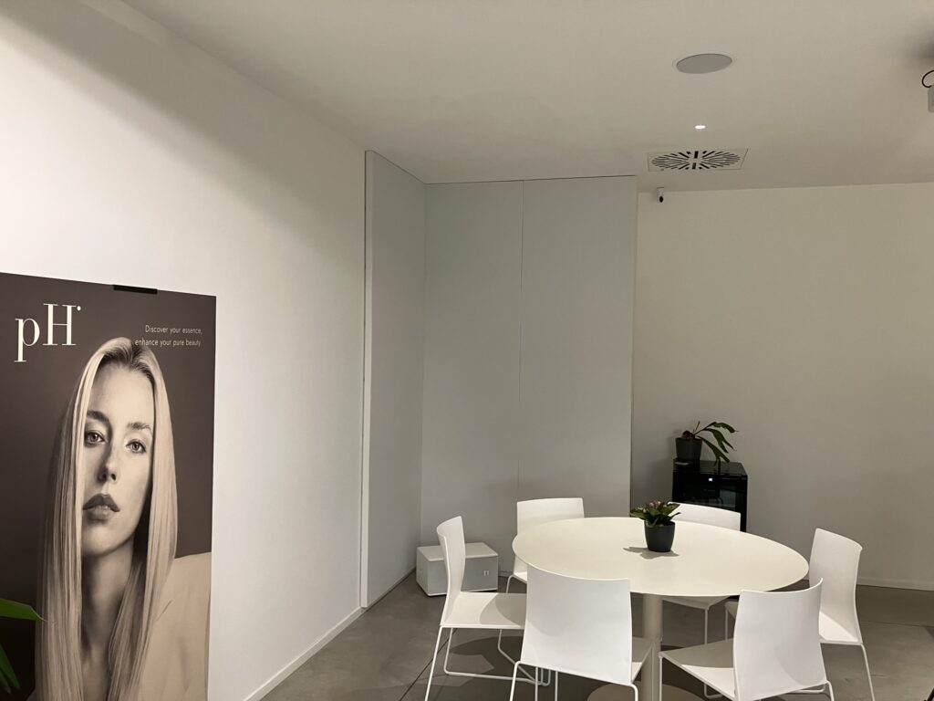 Ambiente trattato con pannelli fonoassorbenti Armonic Vision