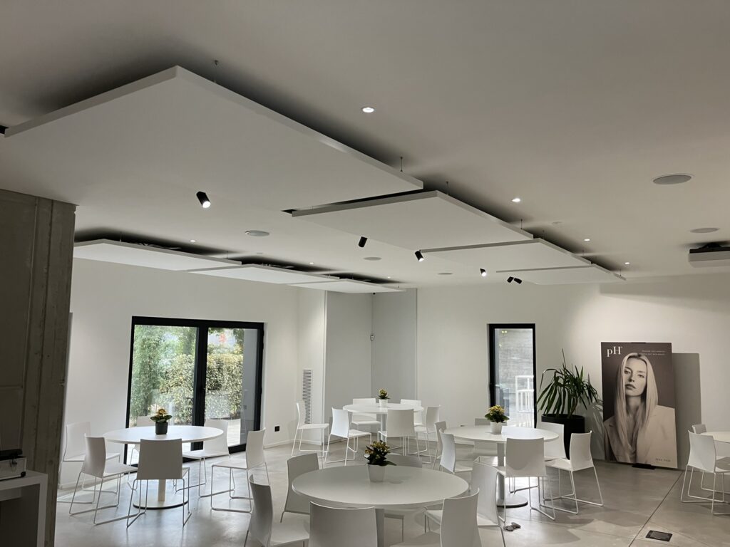 Ambiente trattato con pannelli fonoassorbenti Armonic Vision