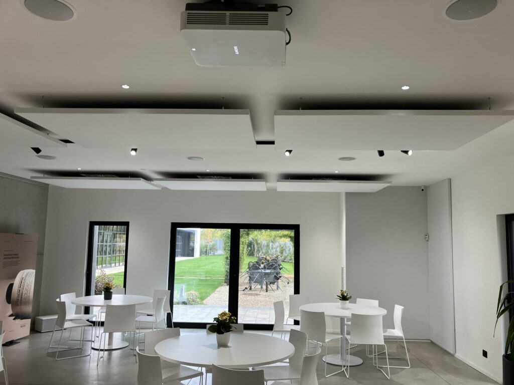 Ambiente trattato con pannelli fonoassorbenti Armonic Vision