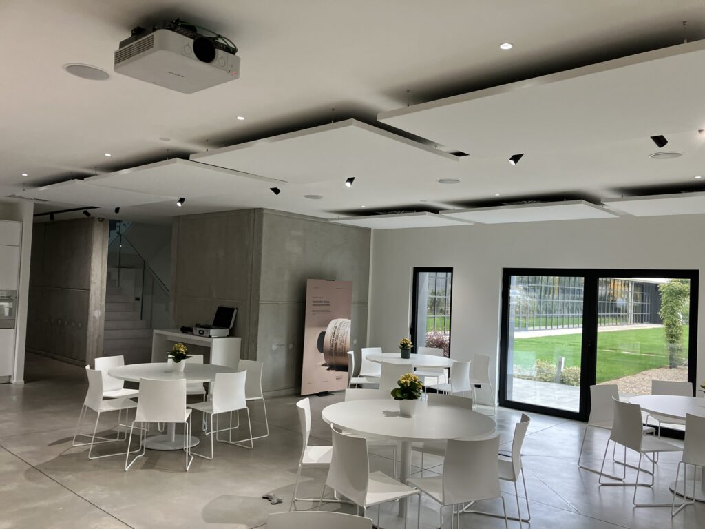 Ambiente trattato con pannelli fonoassorbenti Armonic Vision