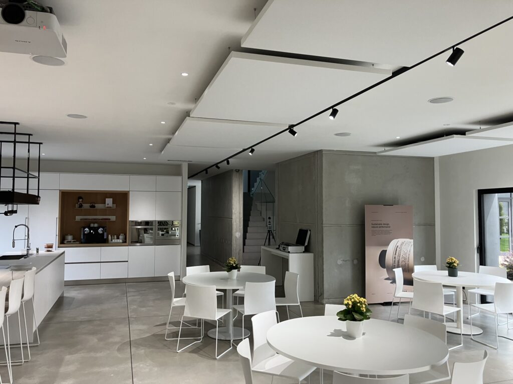 Ambiente trattato con pannelli fonoassorbenti Armonic Vision