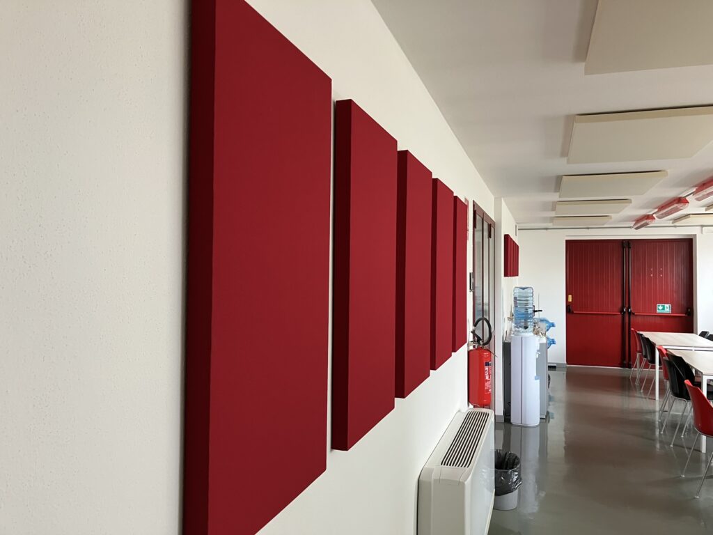Ambiente trattato con pannelli fonoassorbenti Armonic Vision