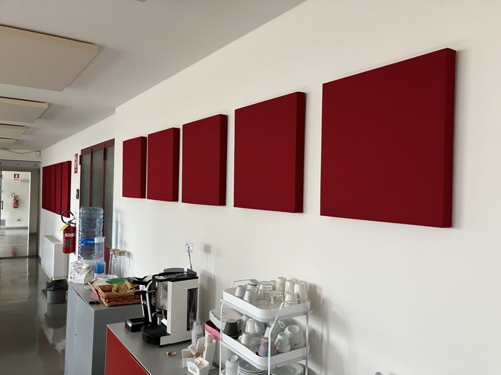 Ambiente trattato con pannelli fonoassorbenti Armonic Vision