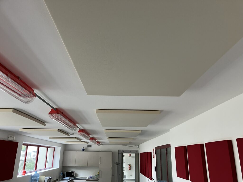 Ambiente trattato con pannelli fonoassorbenti Armonic Vision