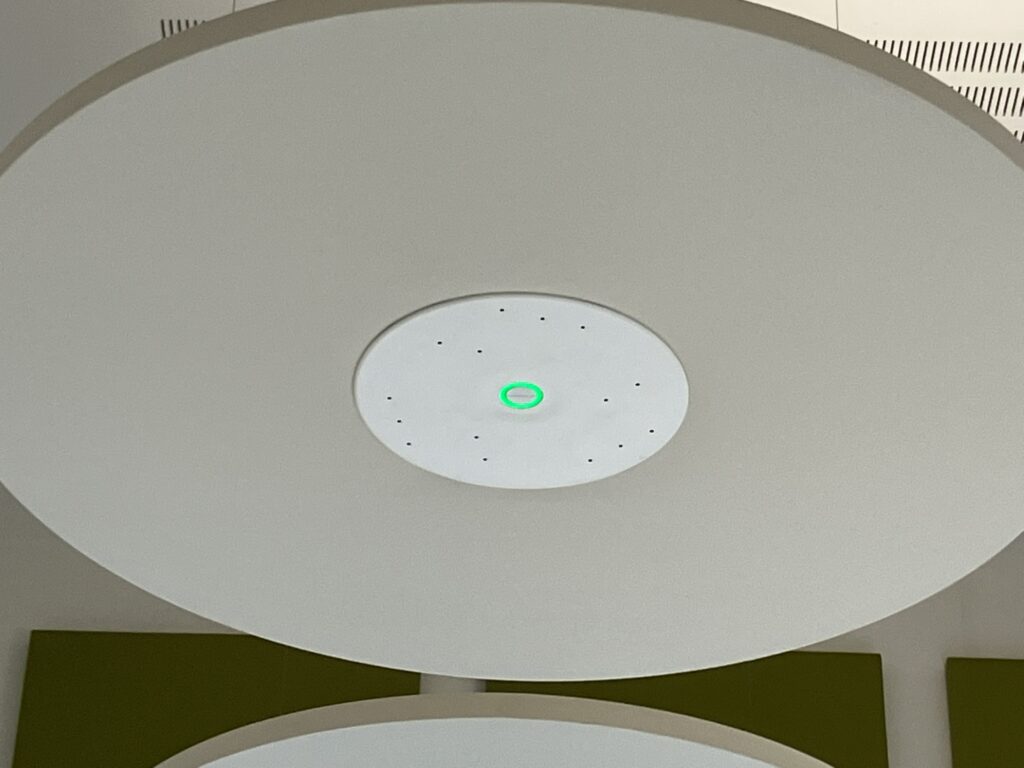 Ambiente trattato con pannelli fonoassorbenti Armonic Vision