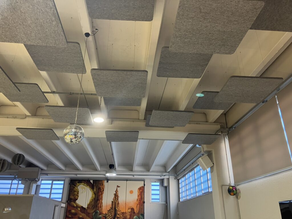 Ambiente trattato con pannelli fonoassorbenti Armonic Vision