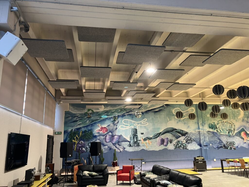 Ambiente trattato con pannelli fonoassorbenti Armonic Vision