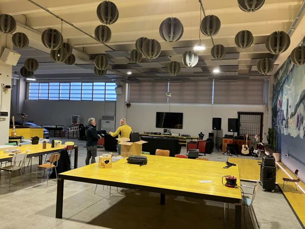 Ambiente trattato con pannelli fonoassorbenti Armonic Vision