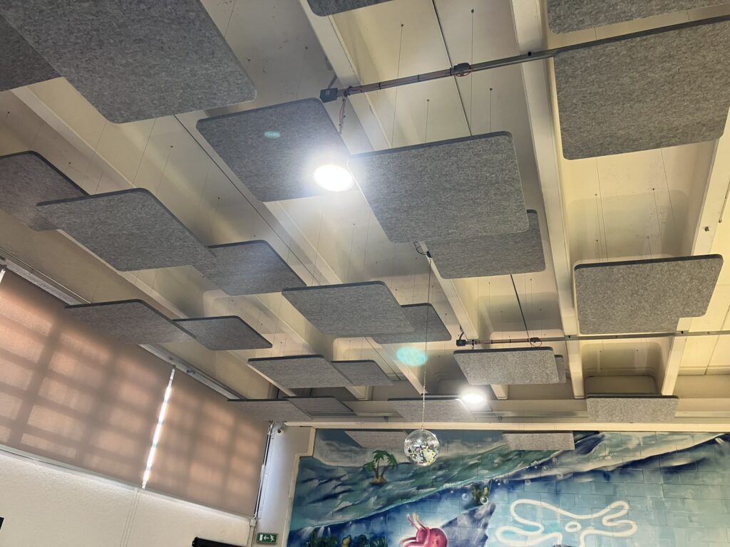 Ambiente trattato con pannelli fonoassorbenti Armonic Vision