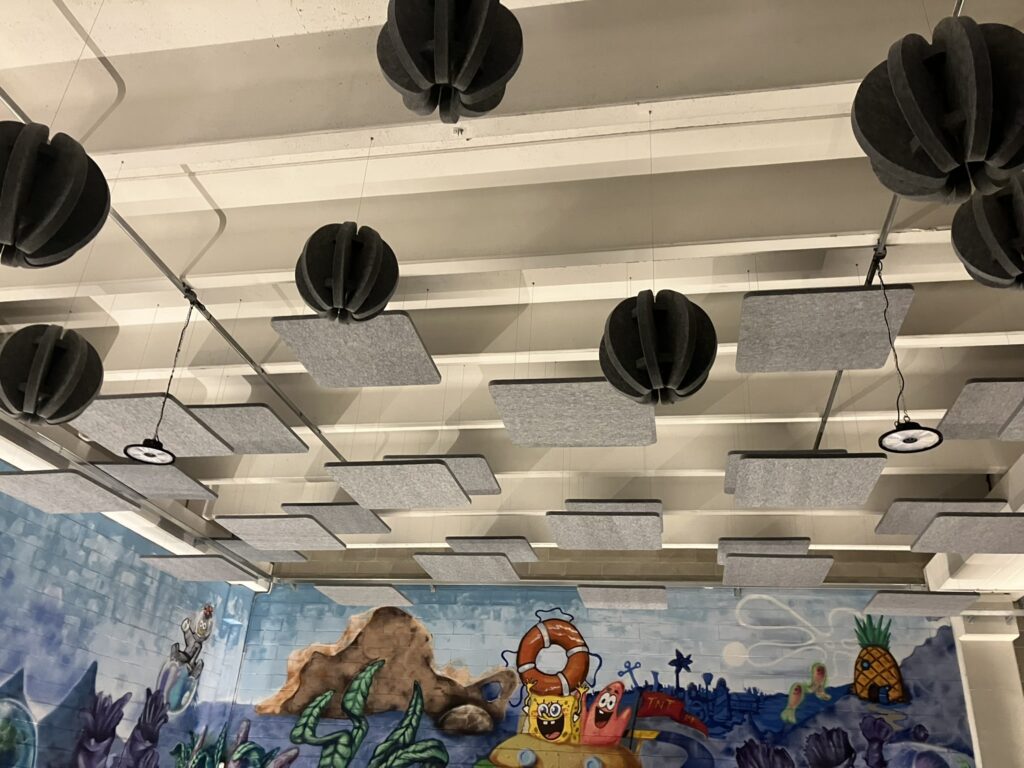 Ambiente trattato con pannelli fonoassorbenti Armonic Vision