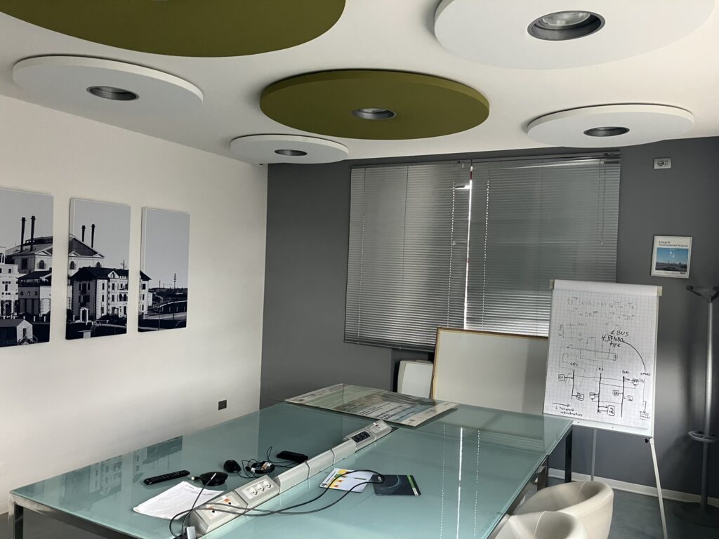 Ambiente trattato con pannelli fonoassorbenti Armonic Vision