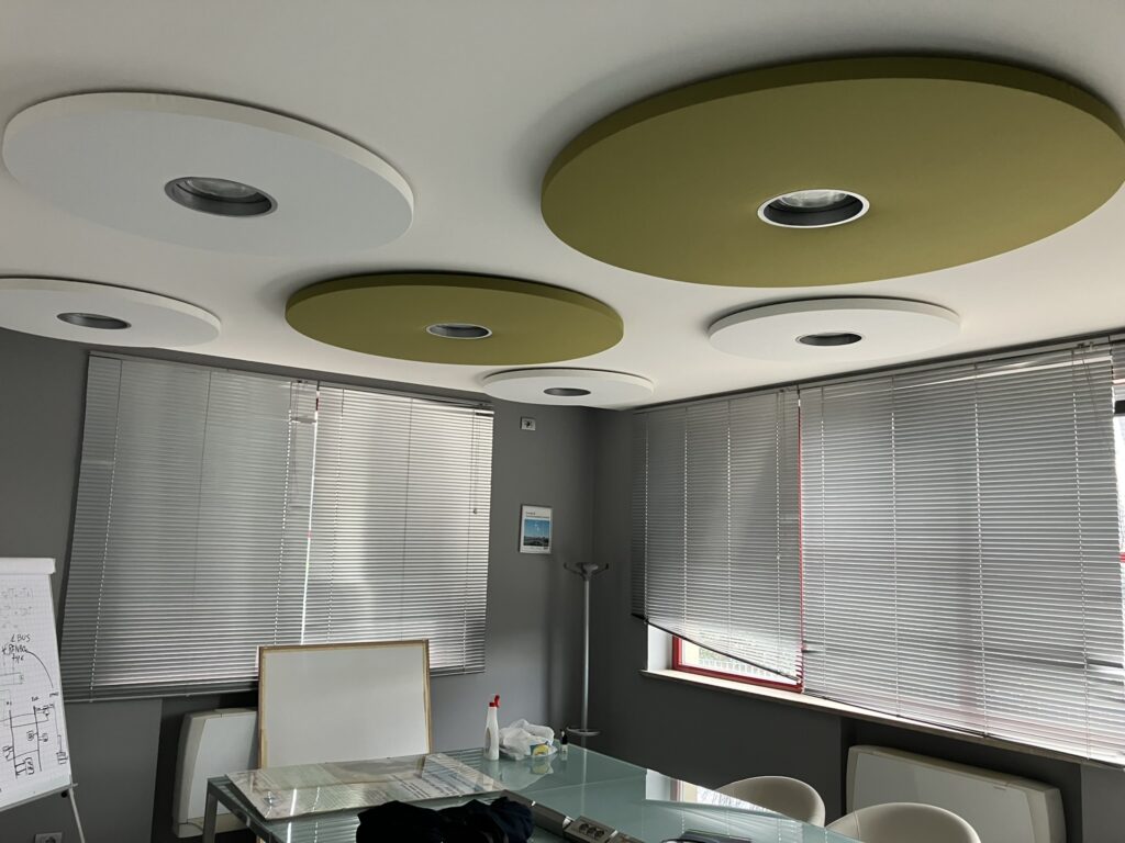 Ambiente trattato con pannelli fonoassorbenti Armonic Vision