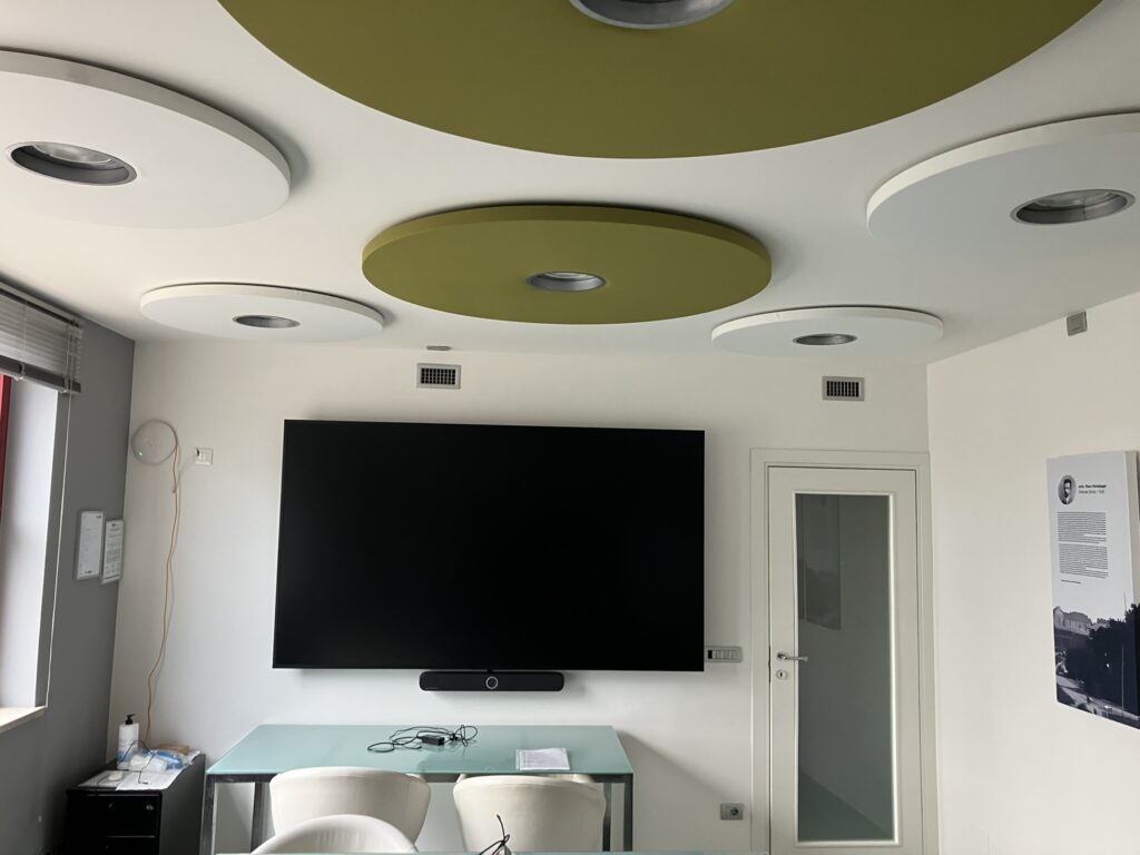 Ambiente trattato con pannelli fonoassorbenti Armonic Vision