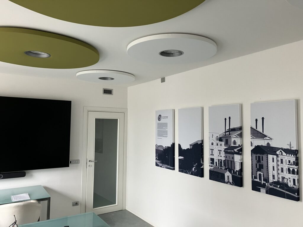 Ambiente trattato con pannelli fonoassorbenti Armonic Vision