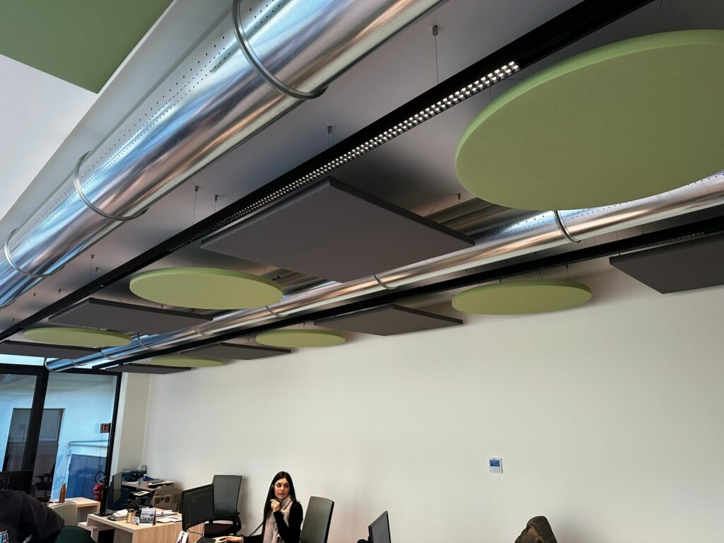 Ambiente trattato con pannelli fonoassorbenti Armonic Vision