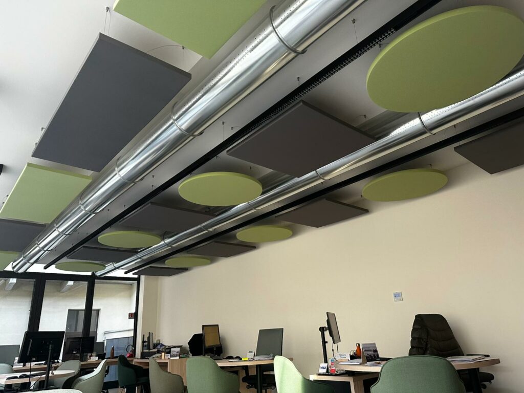 Ambiente trattato con pannelli fonoassorbenti Armonic Vision