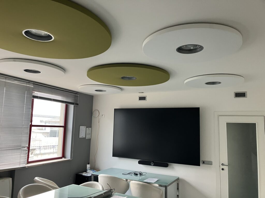 Ambiente trattato con pannelli fonoassorbenti Armonic Vision